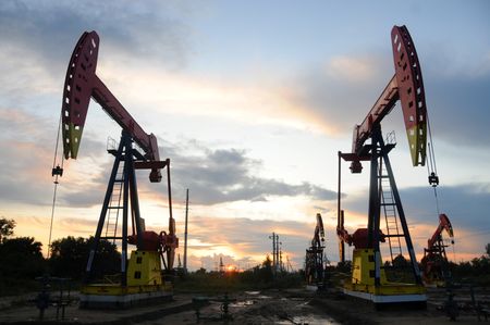 Oil settles up 1% on nagging worries about Middle East